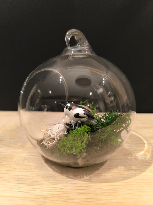 Figurine sculptée oiseau Orite à longue queue avec décor naturel dans bulle de verre décorative. Fait main en France