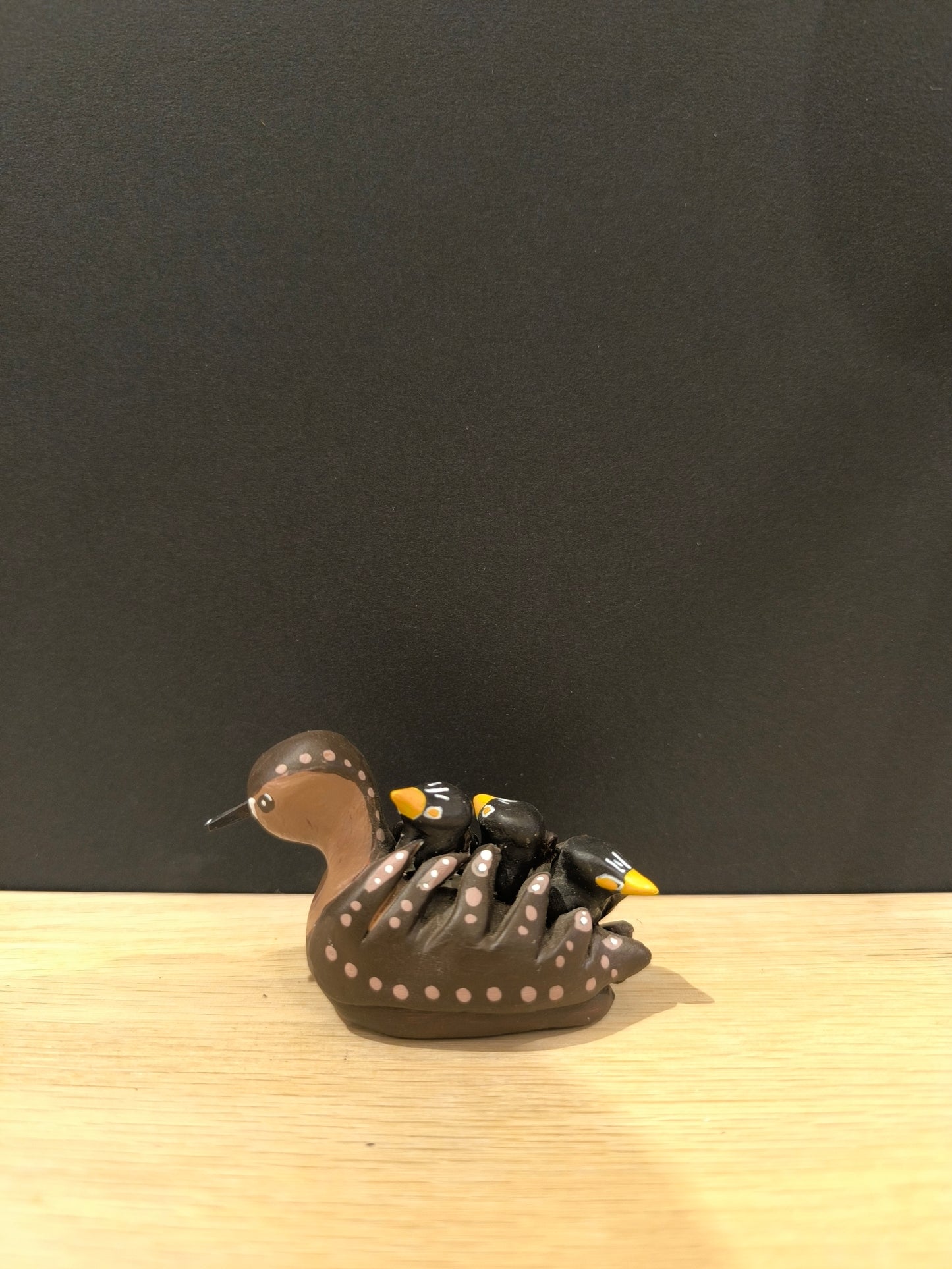 Little Grebe with its chicks - Figurine