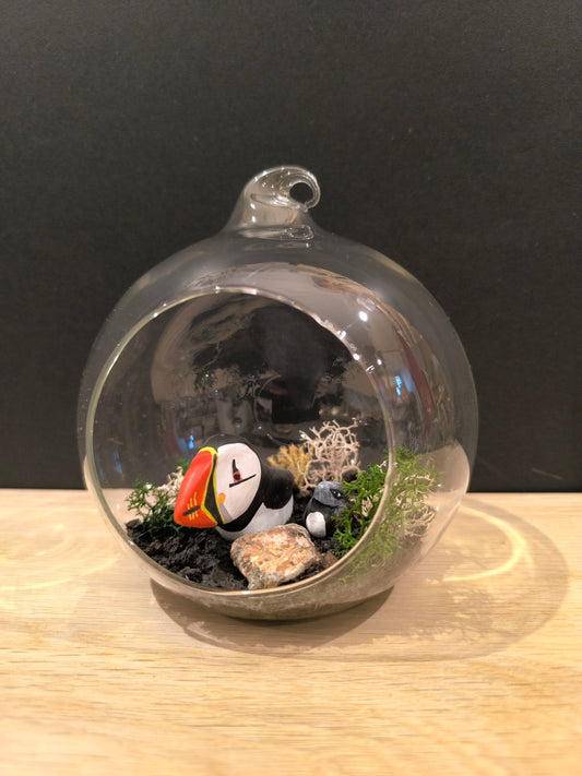 Figurine sculptée Macareux moine avec son petit dans bulle de verre décorative à suspendre