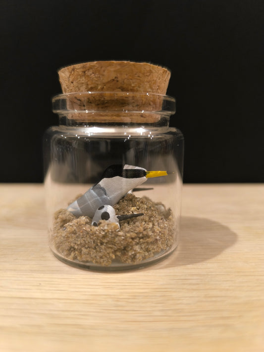 Figurine sculptée miniature oiseau Sterne naine avec décor dans mini flacon.