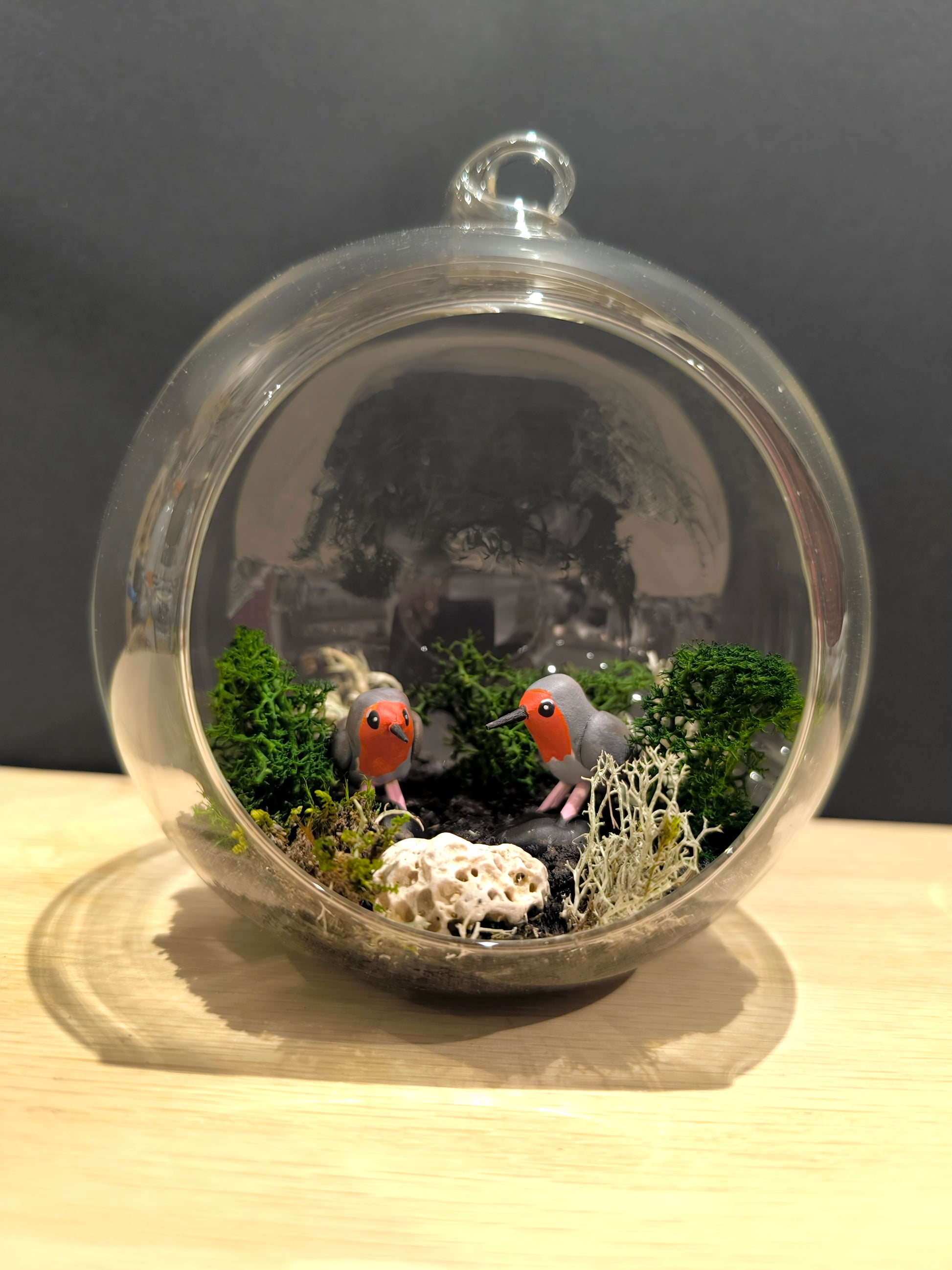 Figurines sculptées Rouges gorges  en parade  nuptiale dans bulle de verre. Modelées à la main en argile (pas de moulage) et peintes à la main. Sculpté dans mon atelier à Angers, France