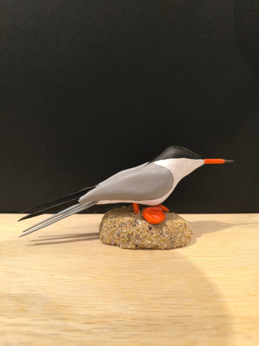 Figurine sculptée oiseau, Sterne pierregarin. Fait main en France