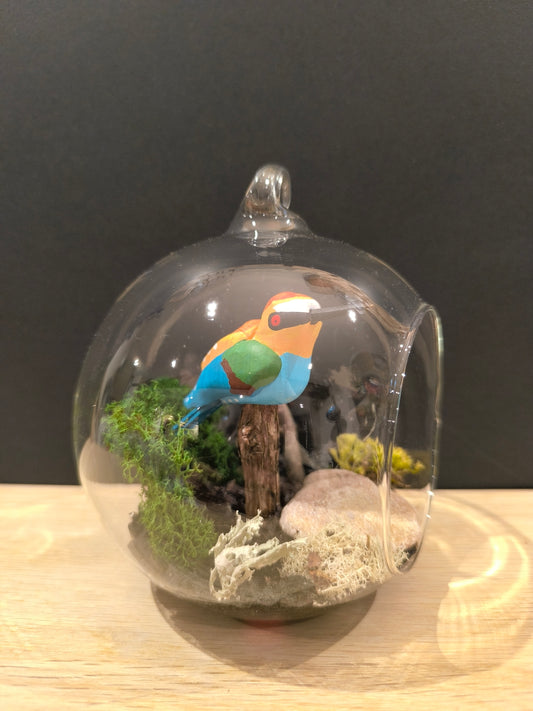 Figurine oiseau sculptée Guêpier d'Europe dans suspension en verre décorative