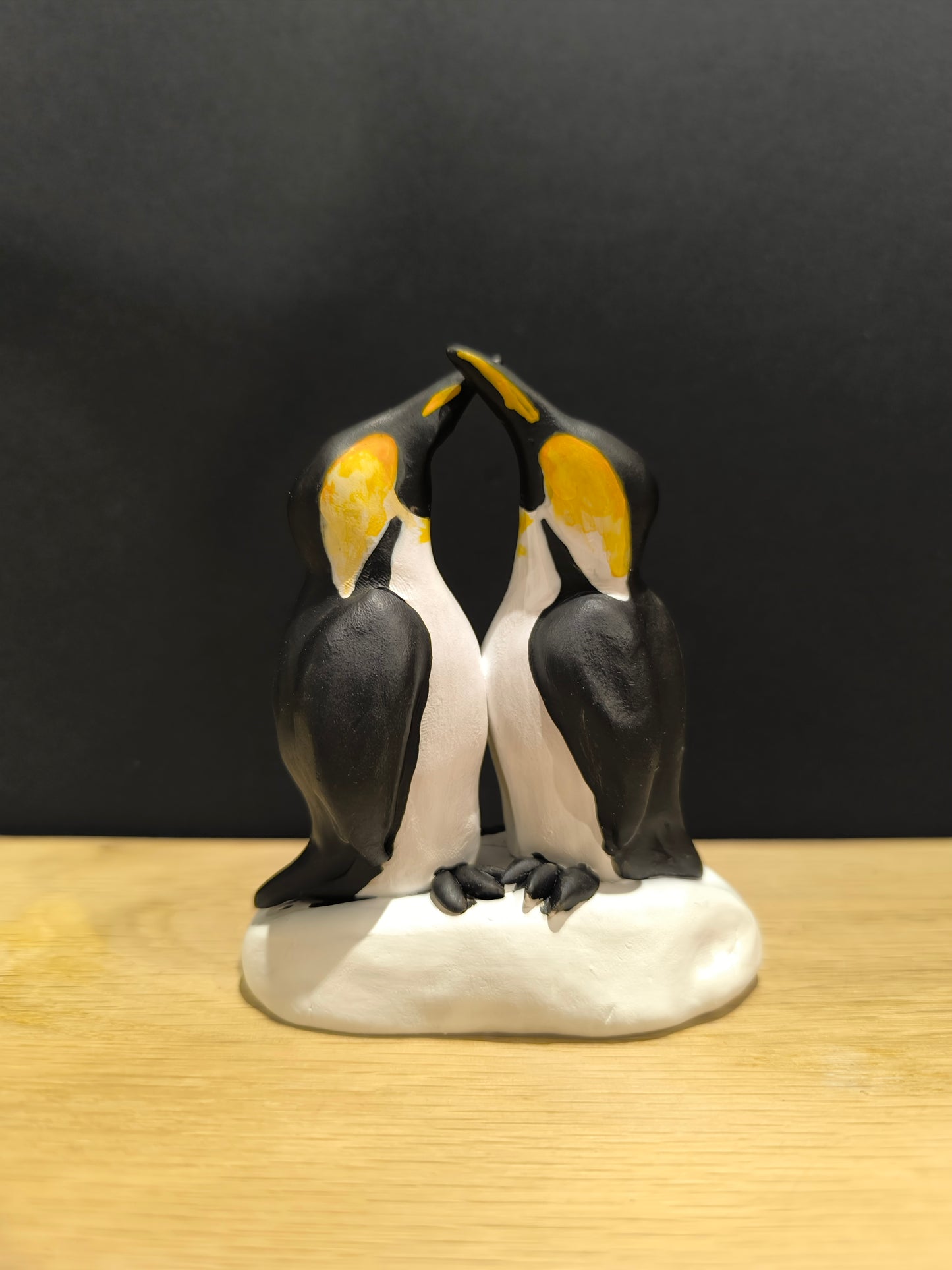 Sculpture Manchots empereurs en parade nuptiale. Modelée à la main en argile (pas de moulage) et peinte à la main. Sculpté dans mon atelier à Angers, France.