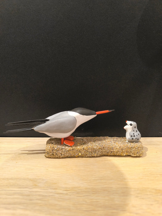 Figurine sculptée oiseau Sterne pierregarin nourrissant son petit. Fait main en France