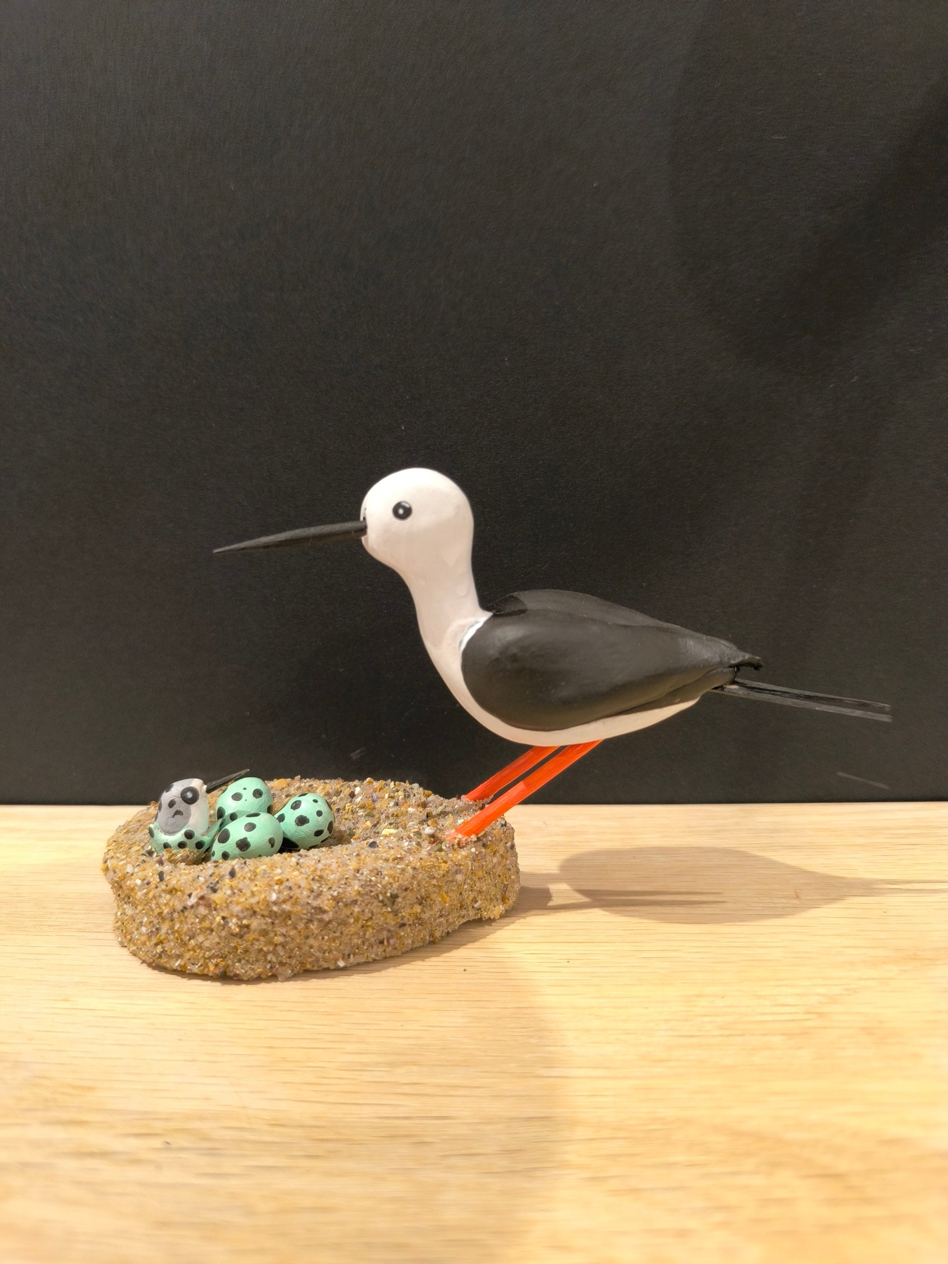 Figurine sculptée Echasse blanche sur son nid