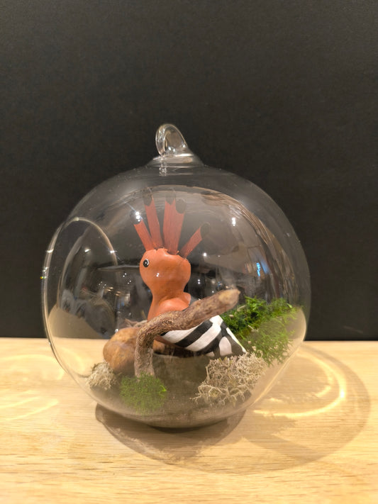 Figurine sculptée Huppe fasciée dans bulle de verre décorative à suspendre
