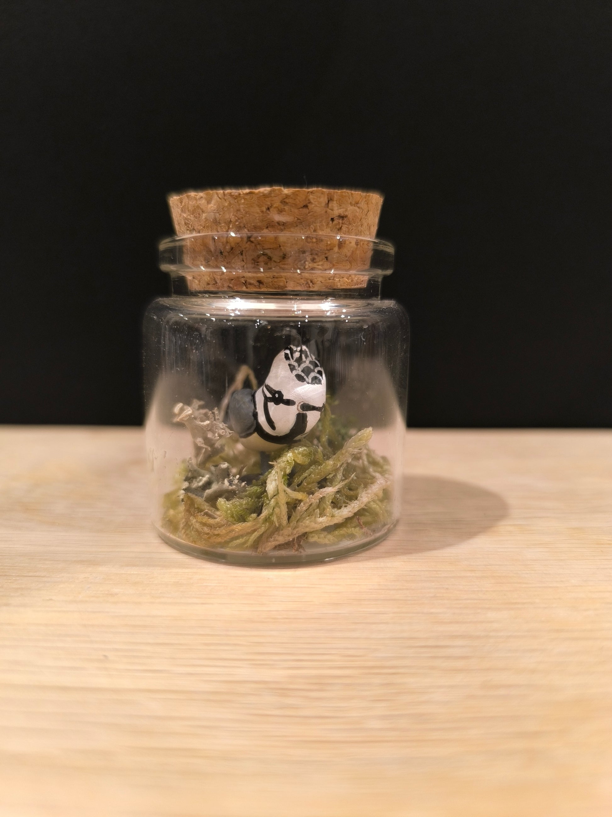 Figurine miniature sculptée Mésange huppée avec mini décor dans petit flacon de verre