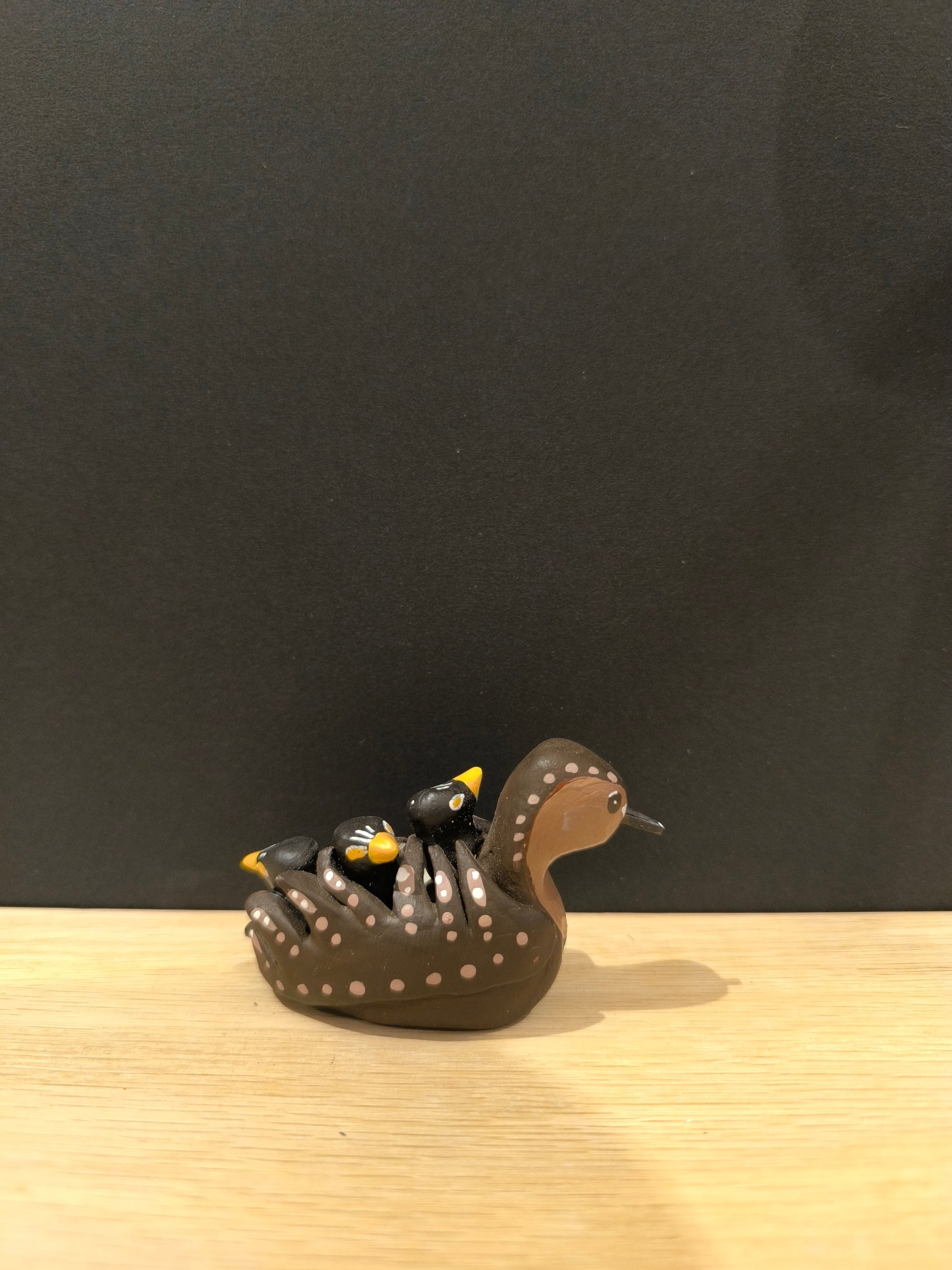 Figurine sculptée Grèbe castagneux avec ses petits sur son dos