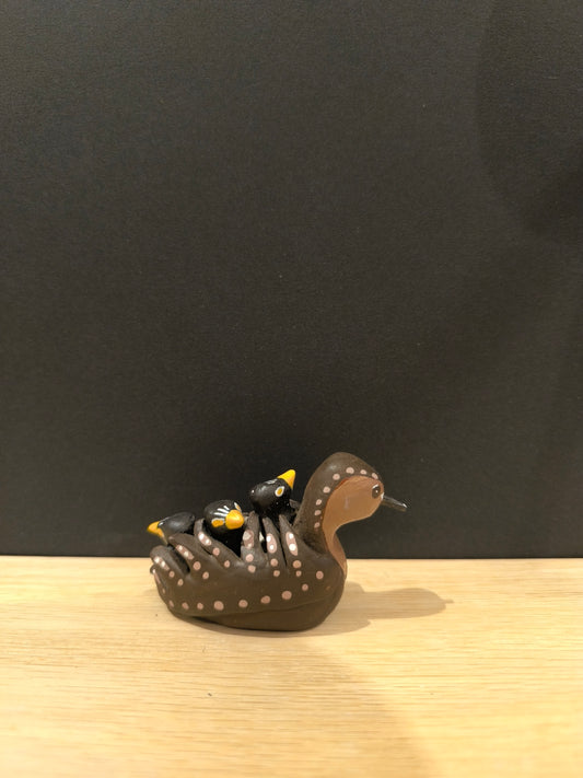 Figurine sculptée Grèbe castagneux avec ses petits sur son dos