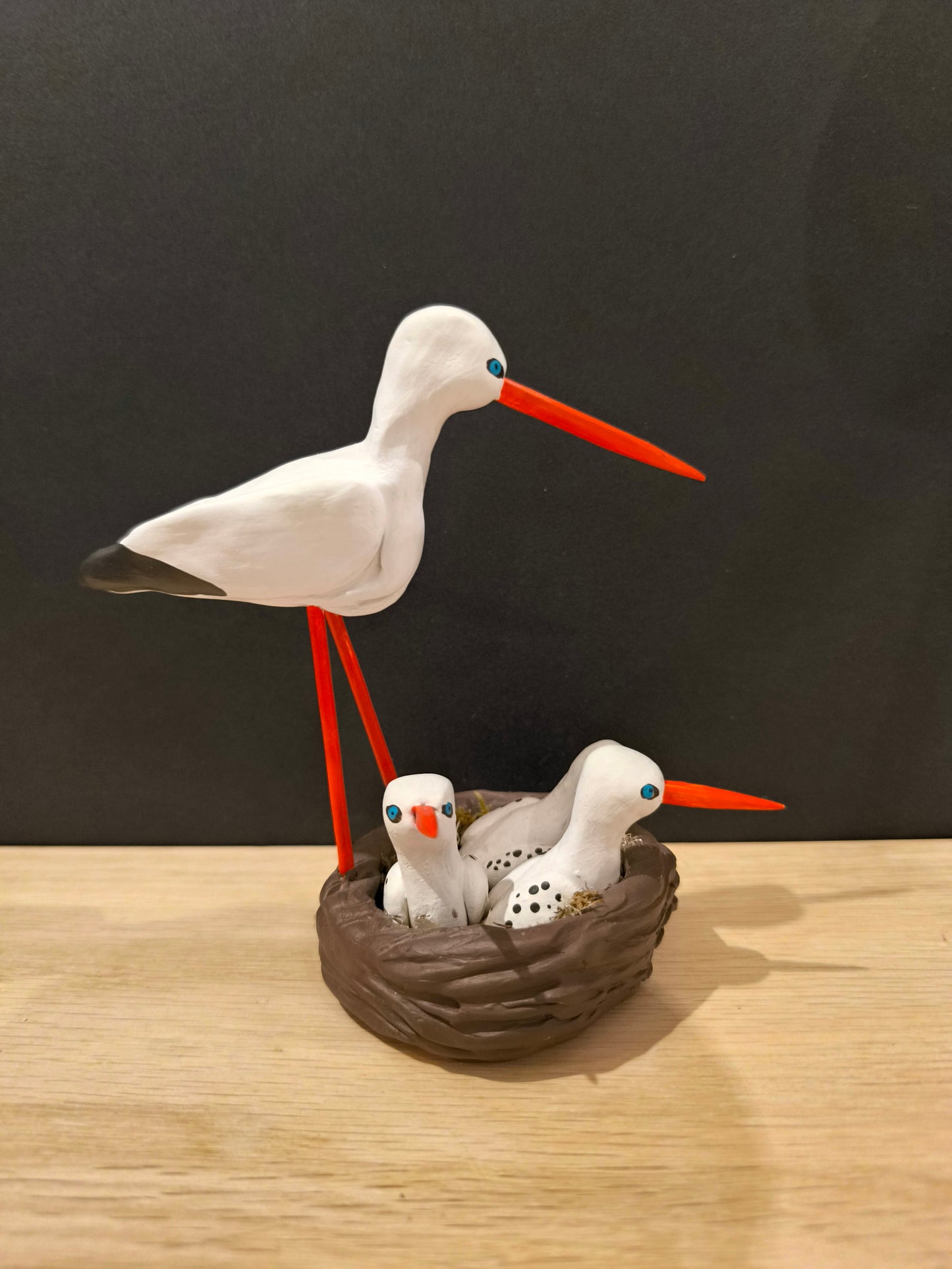 Figurine sculptée Cigogne avec ses trois petits