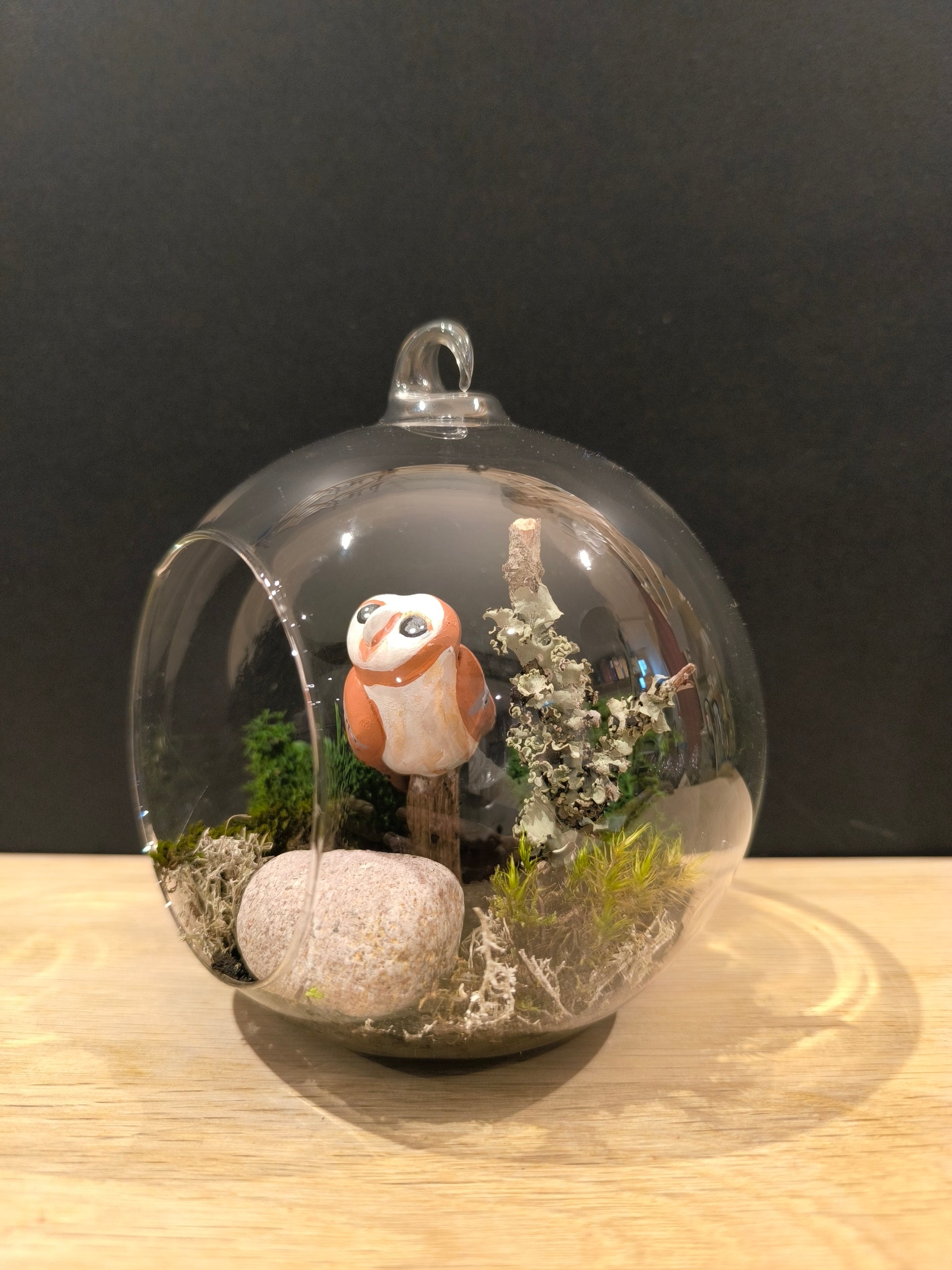 Figurine sculptée Chouette effraie dans mini décor