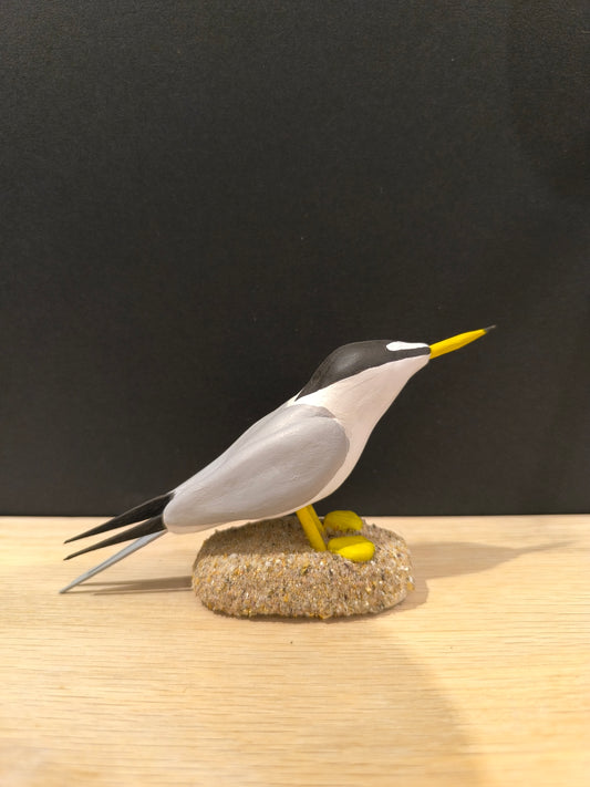 Figurine sculptée oiseau Sterne naine. Fait main en France