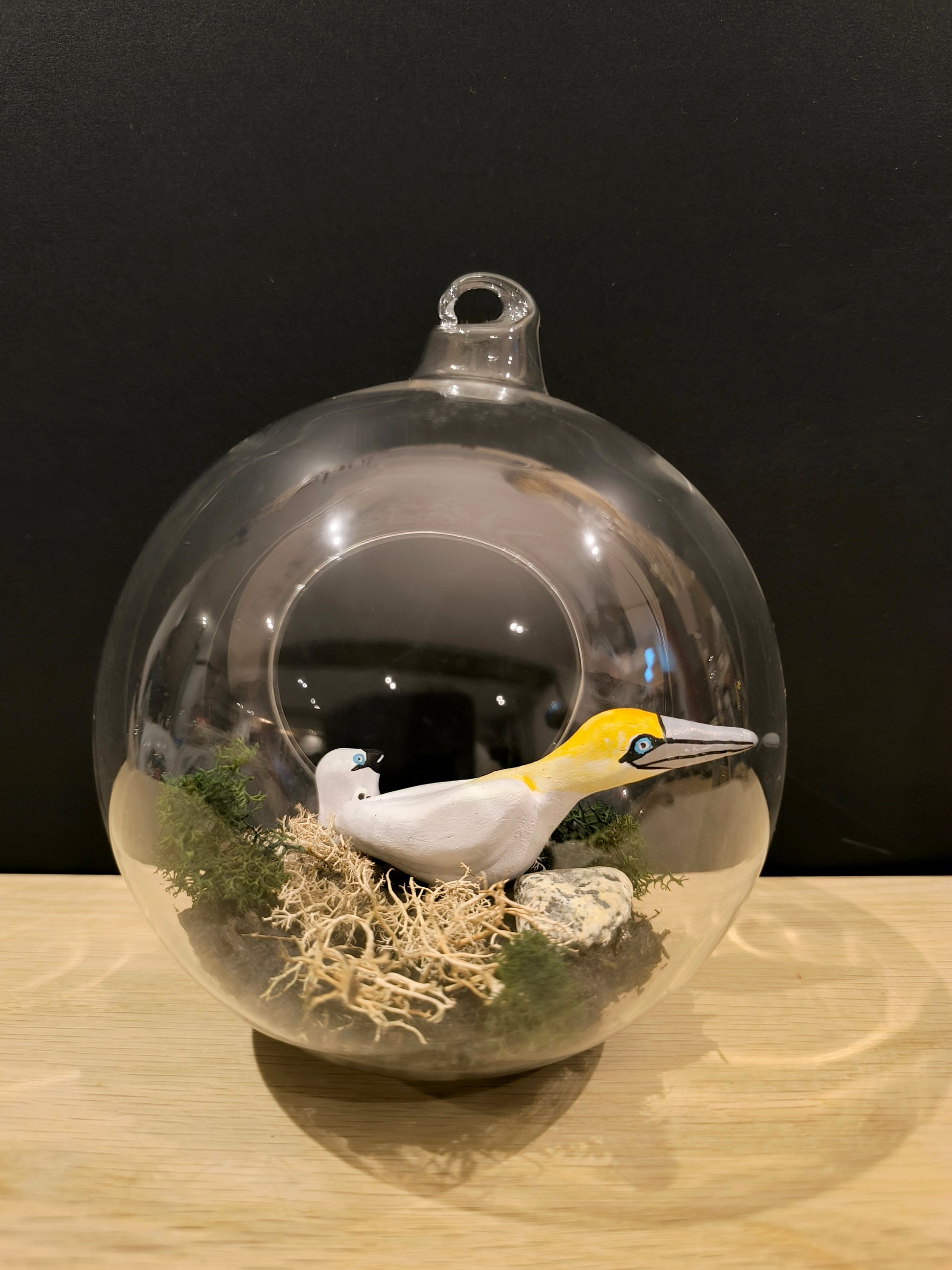 Figurine sculptée Fou de bassan dans bulle de verre avec mini decor