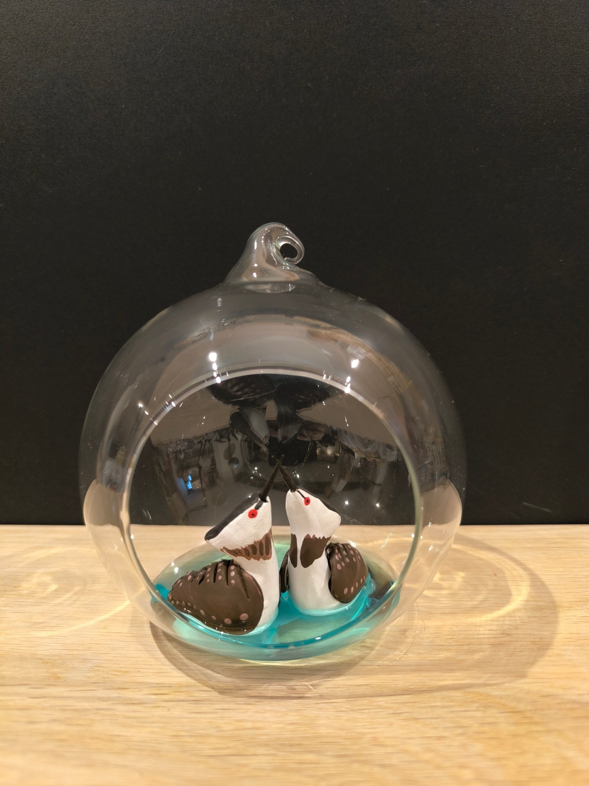 Figurines sculptées Grèbes huppés en parade nuptiale dans bulle de verre pour la Saint Valentin