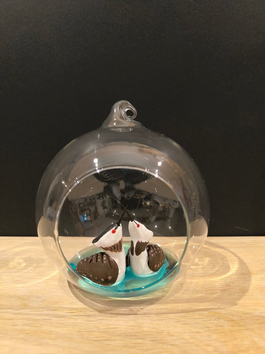 Figurines sculptées Grèbes huppés en parade nuptiale dans bulle de verre pour la Saint Valentin