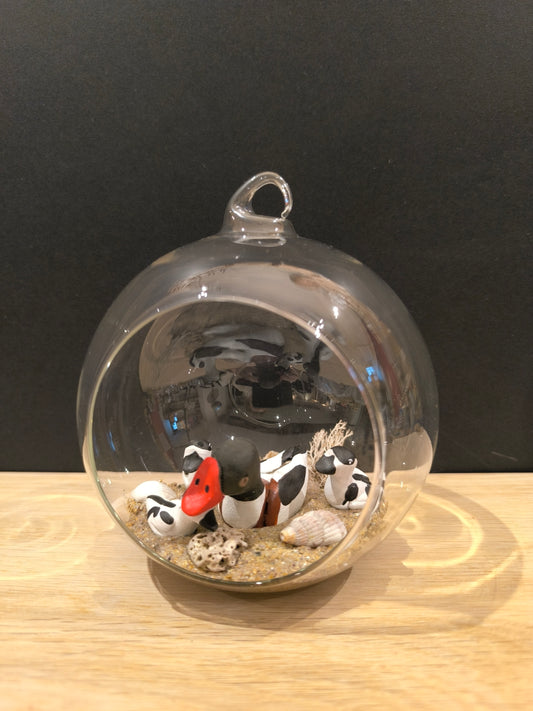 Figurine sculptée oiseau Tadorne de belon et ses petits dans bulle de verre décorative. Fait main à Angers.