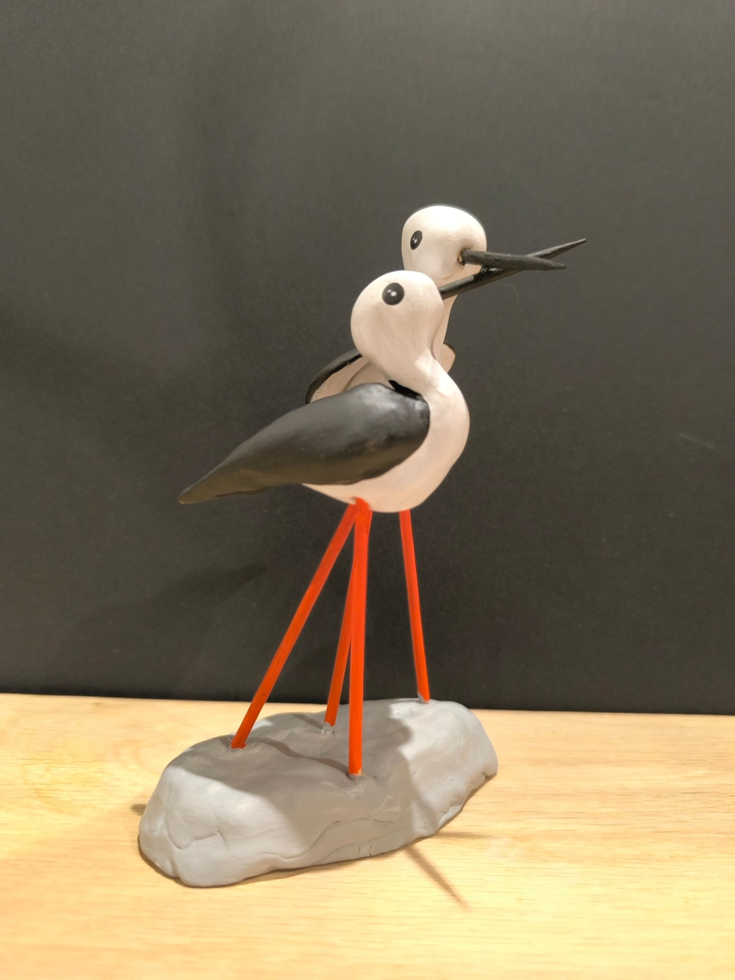 Sculpture Echasses blanches en parade nuptiale. Modelée à la main en argile (pas de moulage) et peinte à la main. Sculpté dans mon atelier à Angers, France.