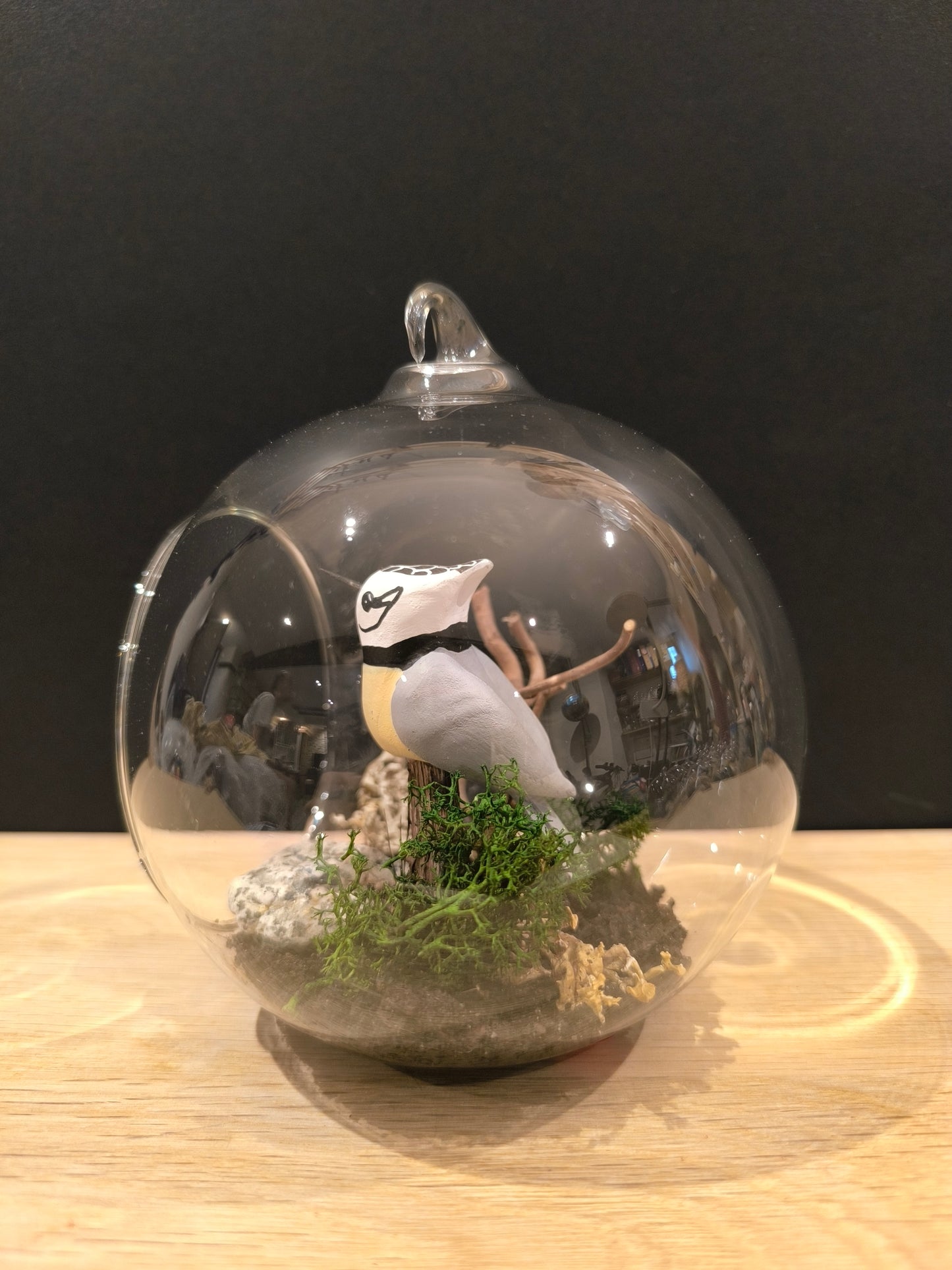 Figurine sculptée Mésange huppée dans bulle de verre
