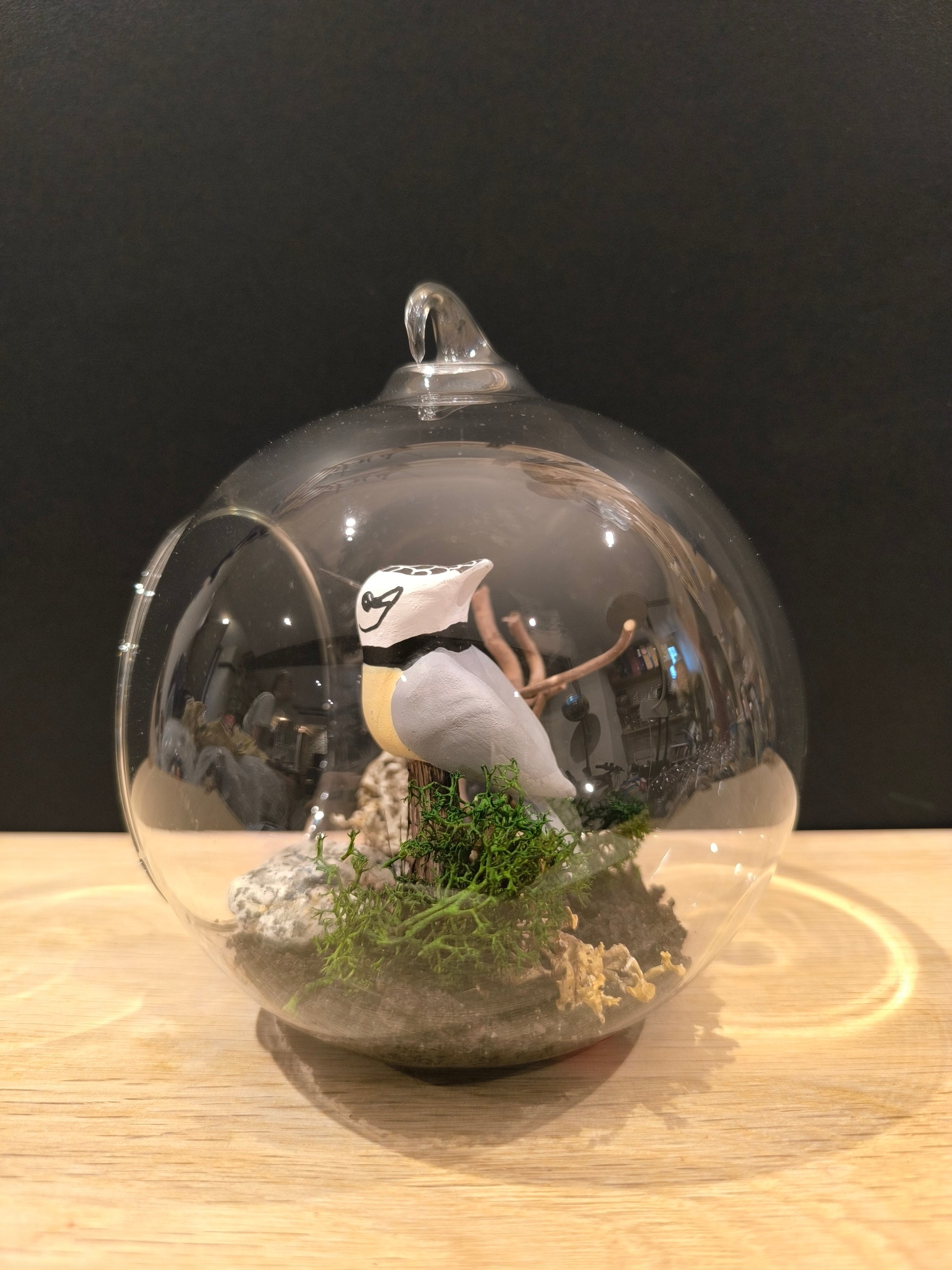 Figurine sculptée Mésange huppée dans bulle de verre