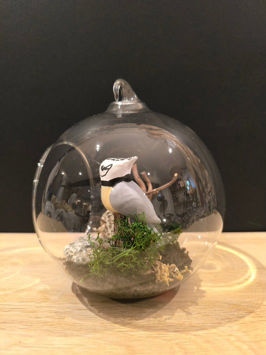 Figurine sculptée Mésange huppée dans bulle de verre