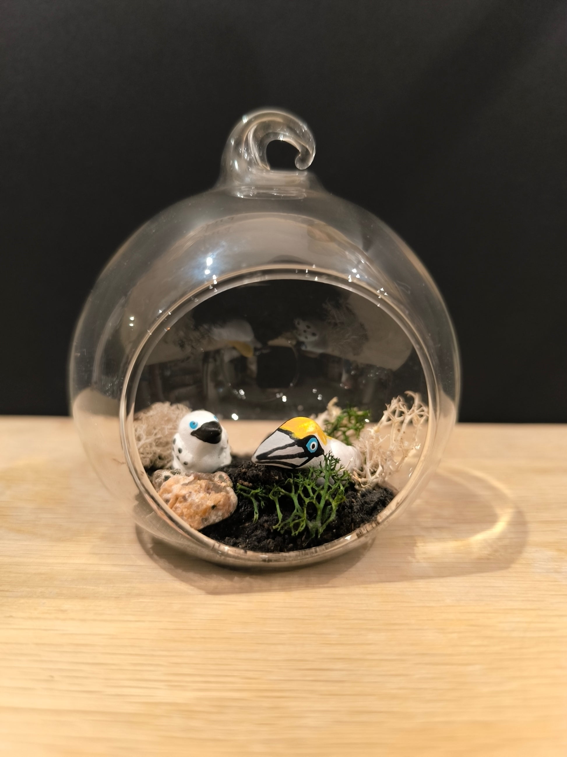 Figurine sculptée miniature Fou de bassan avec son petit dans petite bulle de verre avec décor.