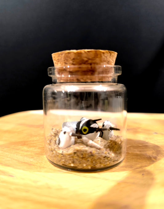 Figurine sculptée miniature Petit gravelot et ses petits. Fait main en France