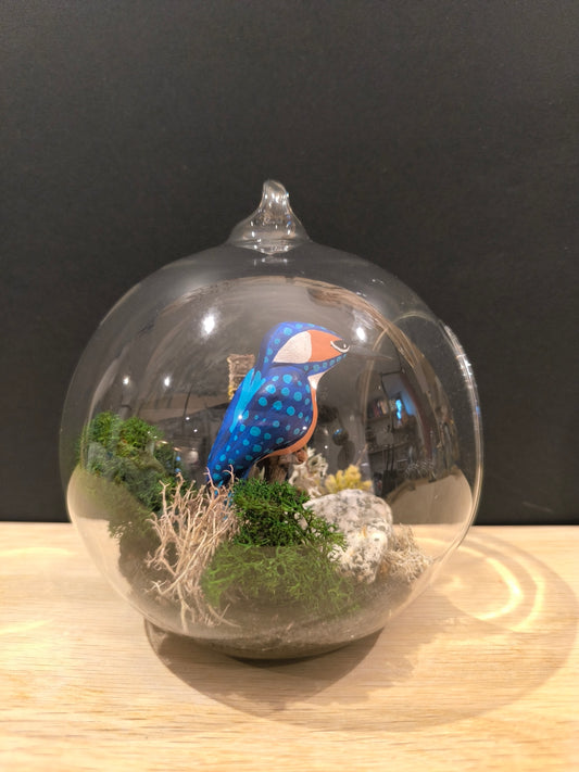 Figurine sculptée Martin pécheur dans bulle de verre décorative à suspendre