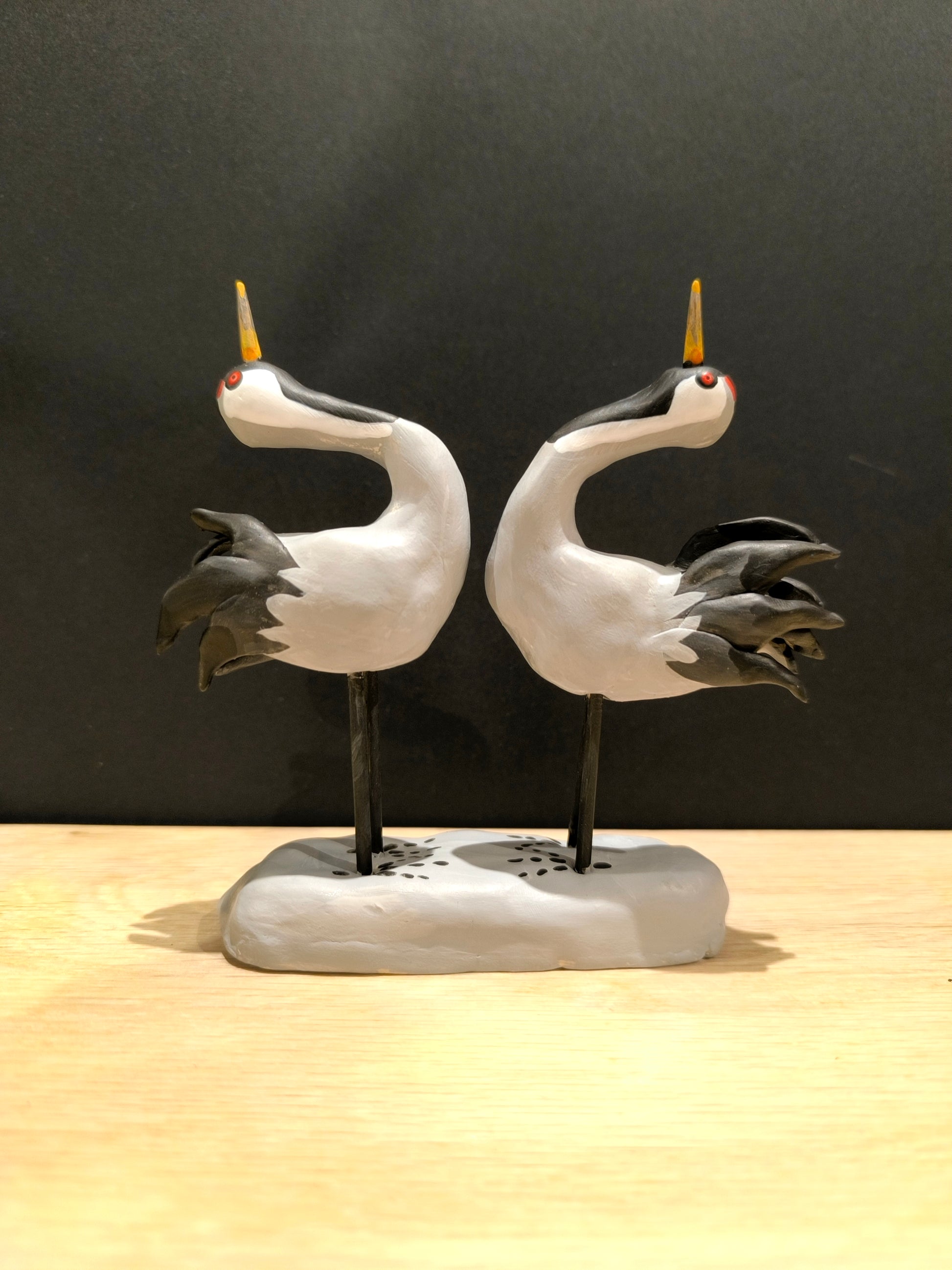 Sculpture Grues cendrées en parade nuptiale. Modelée à la main en argile (pas de moulage) et peinte à la main. Sculpté dans mon atelier à Angers, France.