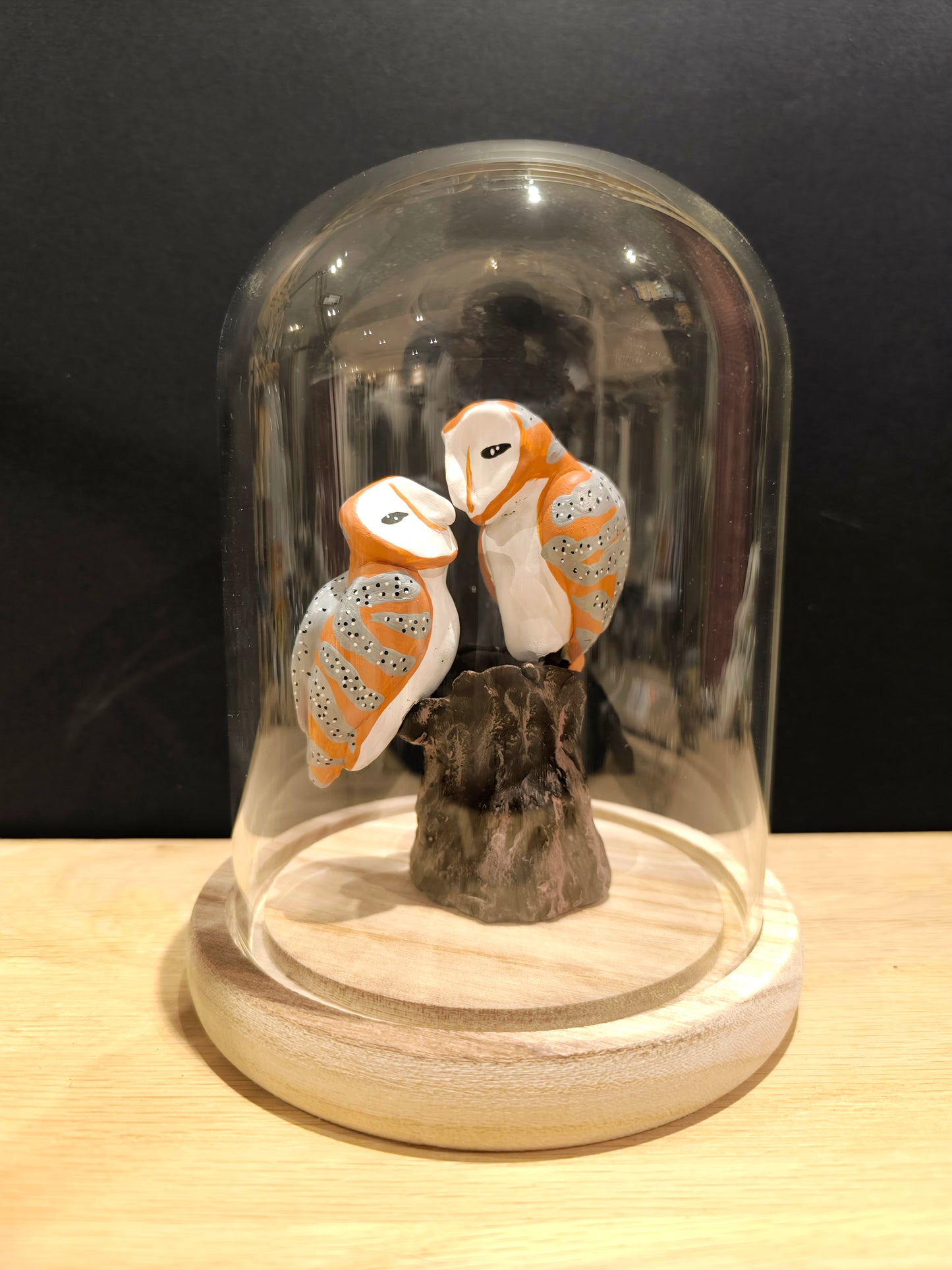 Sculpture Chouette effraie en parade nuptiale. Modelée à la main en argile (pas de moulage) et peinte à la main. Sculpté dans mon atelier à Angers, France.