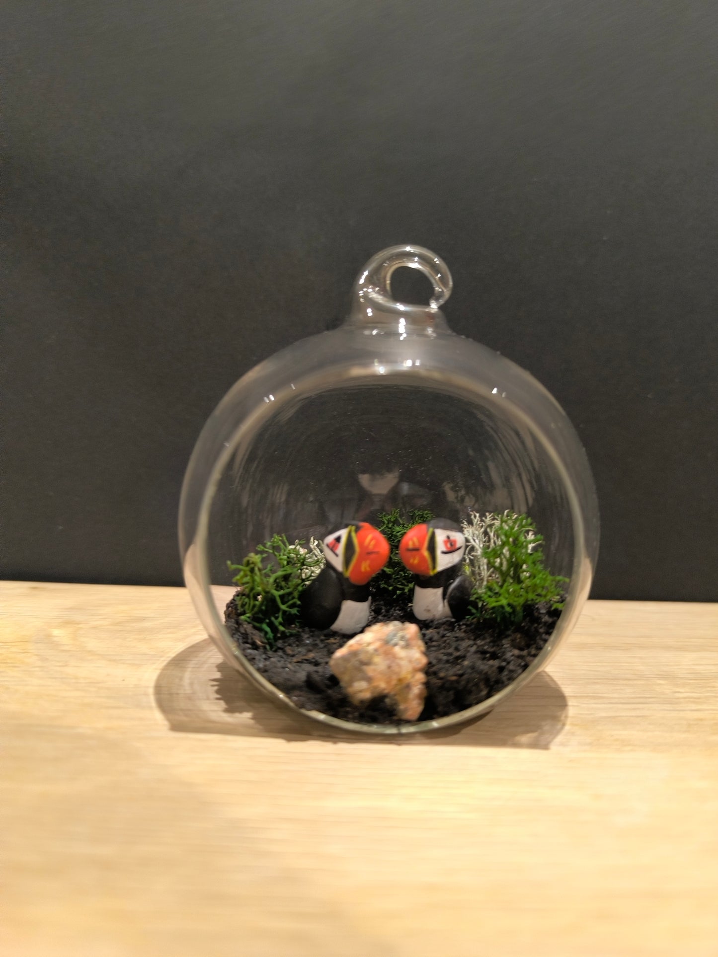 Figurines sculptées Macareux moines  en parade  nuptiale dans bulle de verre. Modelées à la main en argile (pas de moulage) et peintes à la main. Sculpté dans mon atelier à Angers, France