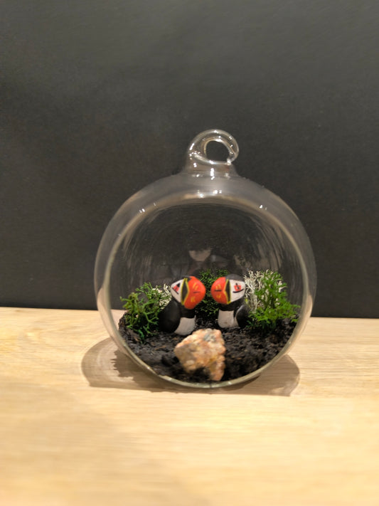 Figurines sculptées Macareux moines  en parade  nuptiale dans bulle de verre. Modelées à la main en argile (pas de moulage) et peintes à la main. Sculpté dans mon atelier à Angers, France