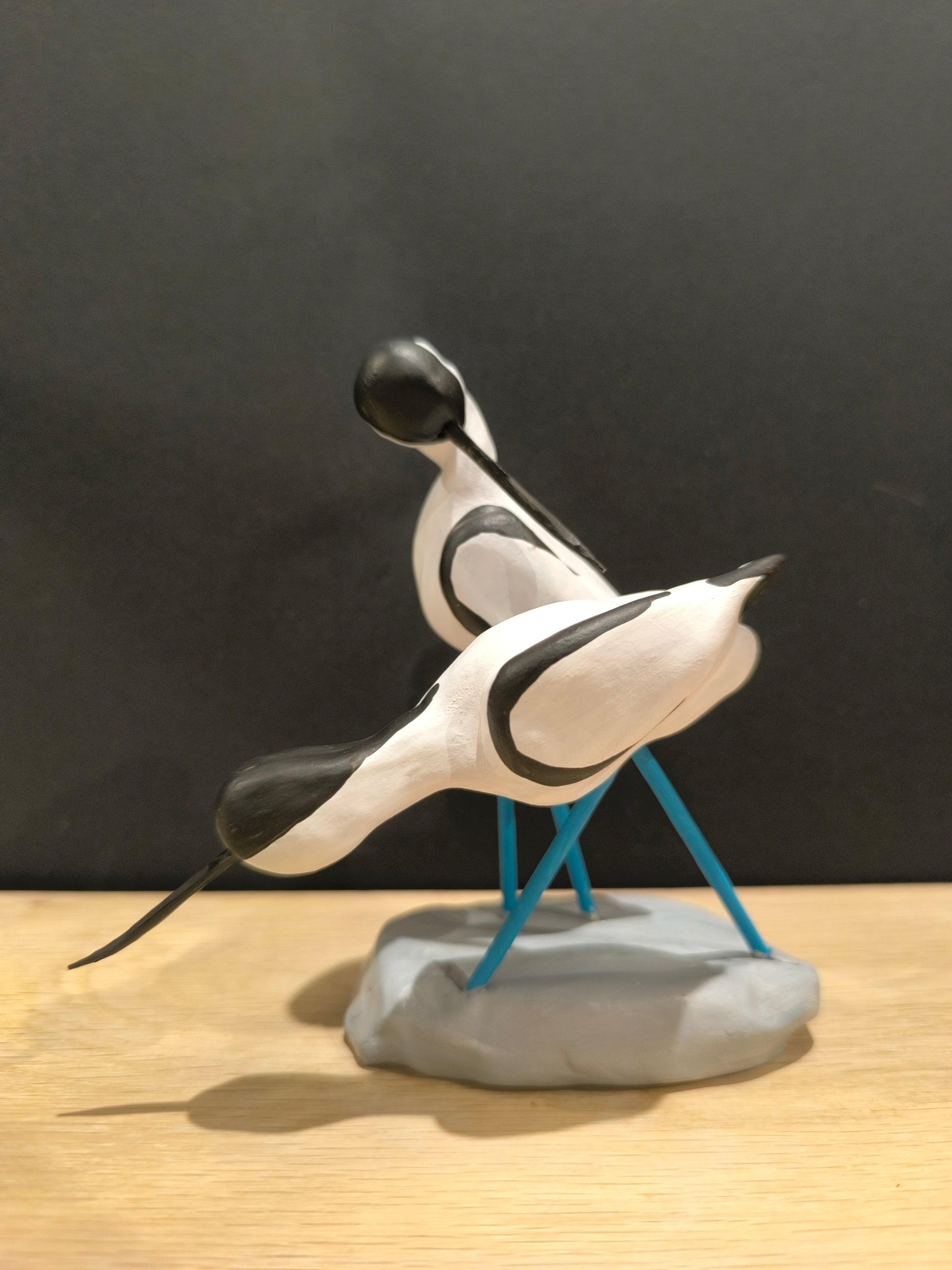 Sculpture Avocettes elegantes en parade nuptiale. Modelée à la main en argile (pas de moulage) et peinte à la main. Sculpté dans mon atelier à Angers, France.