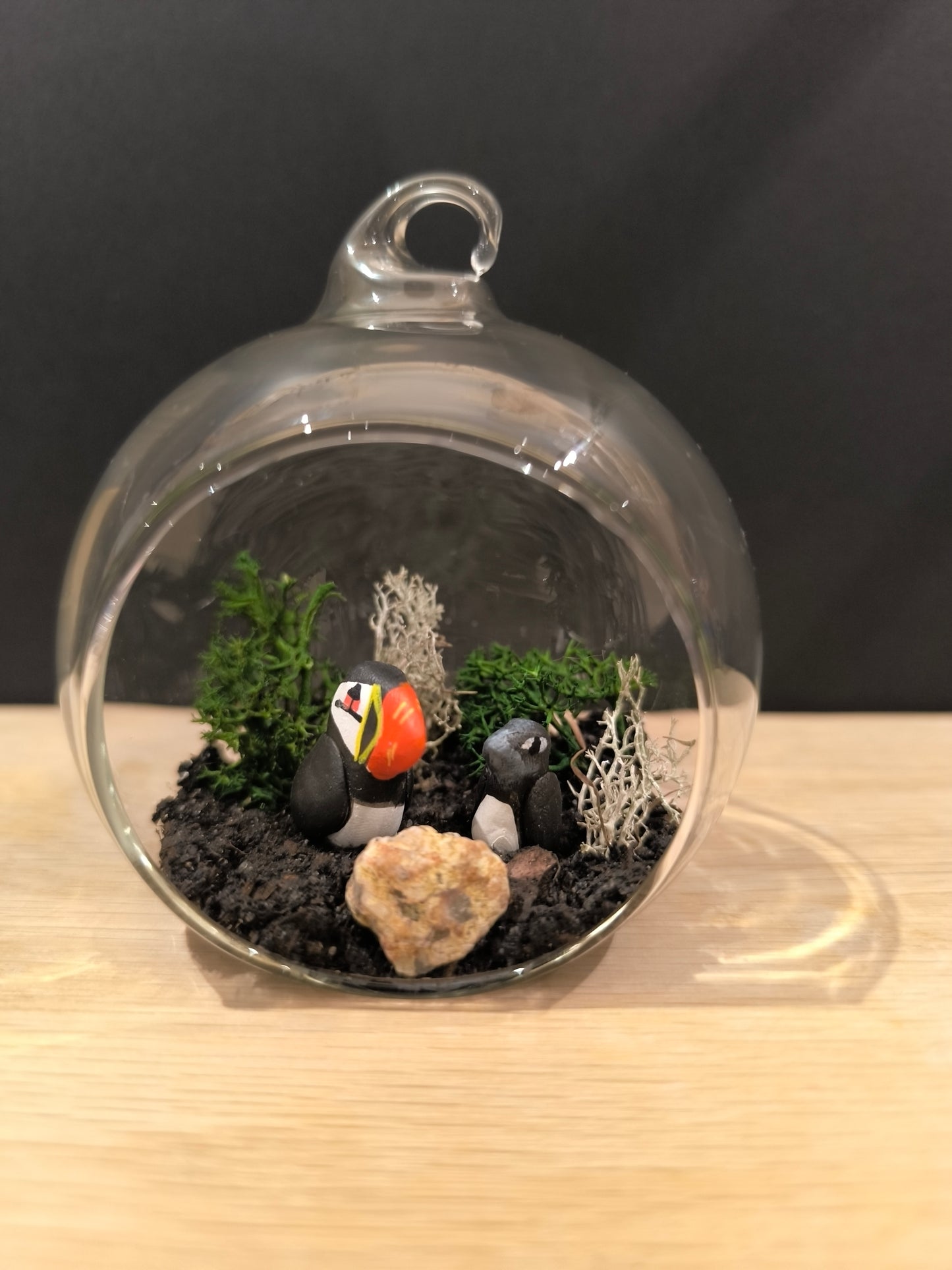 Figurine miniature sculptée Macareux moine et son petit sans petite bulle de verre décorative