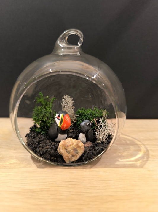 Figurine miniature sculptée Macareux moine et son petit sans petite bulle de verre décorative