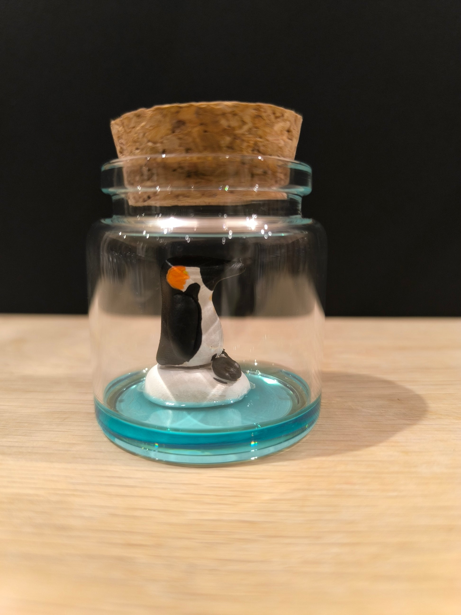 Figurine miniature sculptée Manchot empereur dans petit flacon de verre