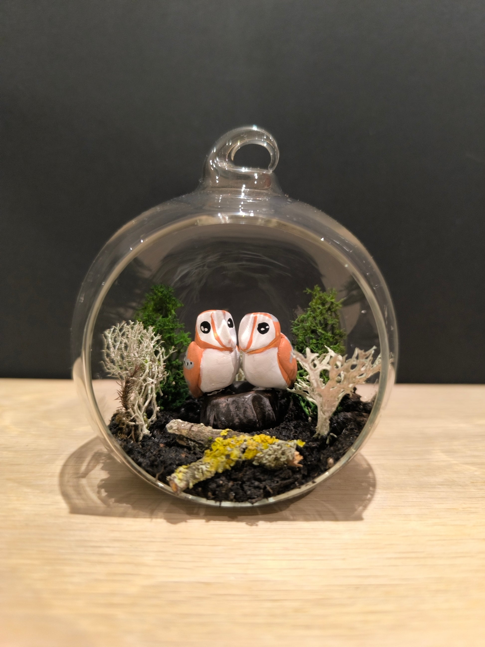 Figurines sculptées Chouettes effraie en parade  nuptiale dans bulle de verre. Modelées à la main en argile (pas de moulage) et peintes à la main. Sculpté dans mon atelier à Angers, France