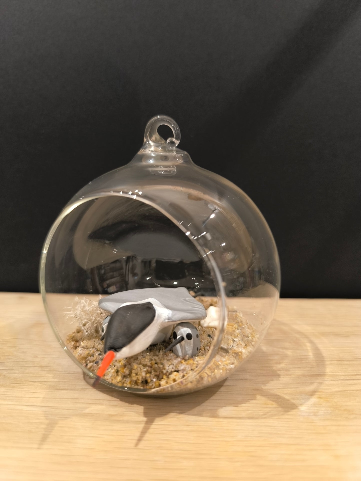 Figurine sculptée oiseau Sterne pierregarin dans bulle de verre décorative. Fait main en France