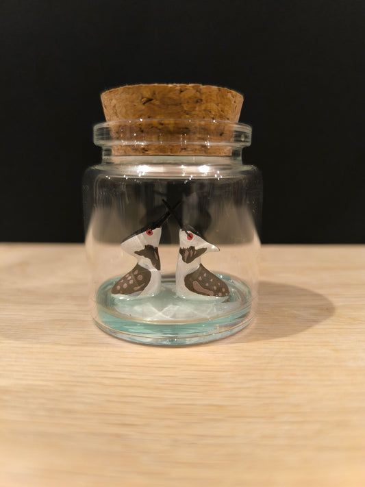 Figurines sculptée couple de Grèbes huppés en parade nuptiale dans petit flacon de verre pour la St Valentin