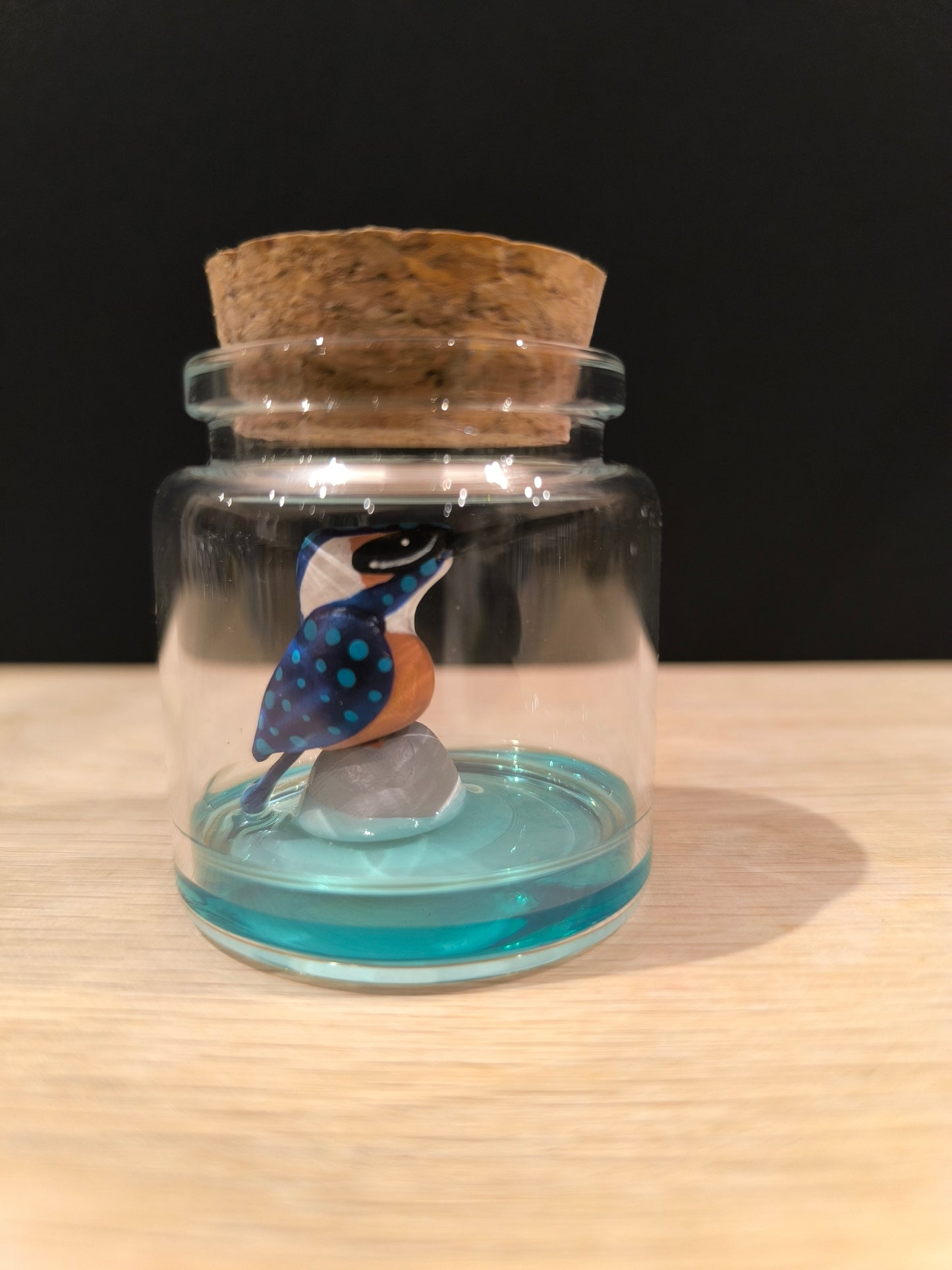 Figurine miniature sculptée  Martin pécheur dans petit flacon de verre