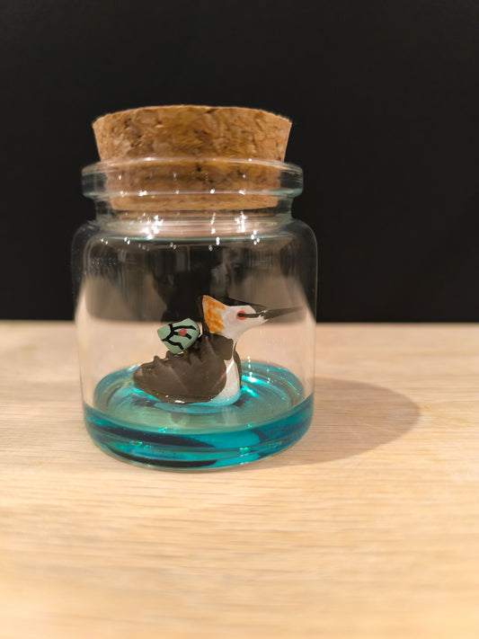 Figurine sculptée miniature Grèbe huppé avec son petit sur le dos dans flacon de verre