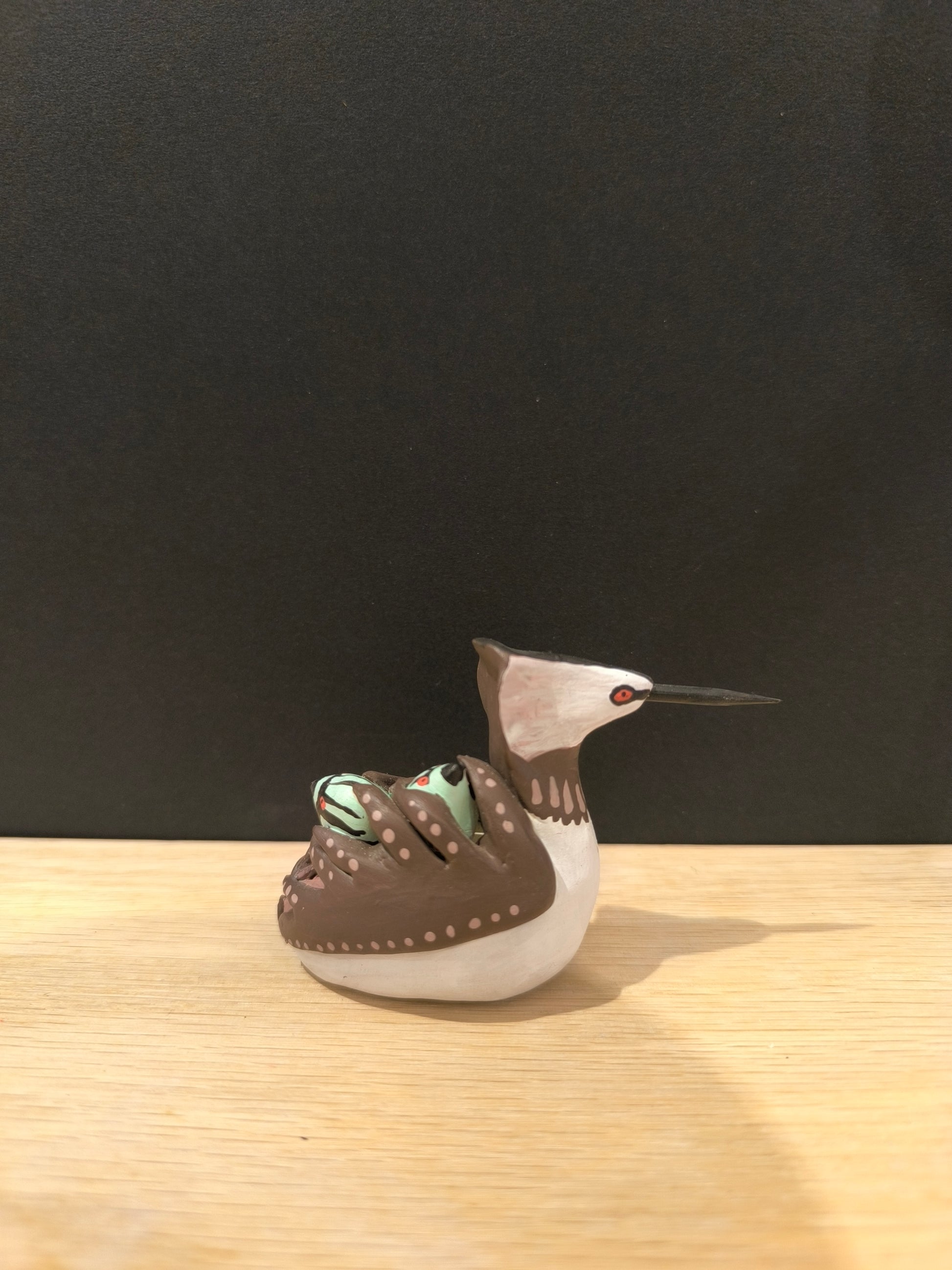 Figurine sculptée Grèbe huppé avec ses petits sur le dos