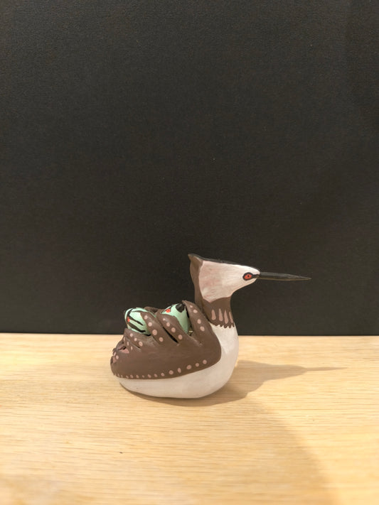 Figurine sculptée Grèbe huppé avec ses petits sur le dos